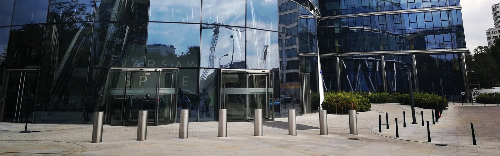 В чем различия боллардов и дорожных блокираторов?