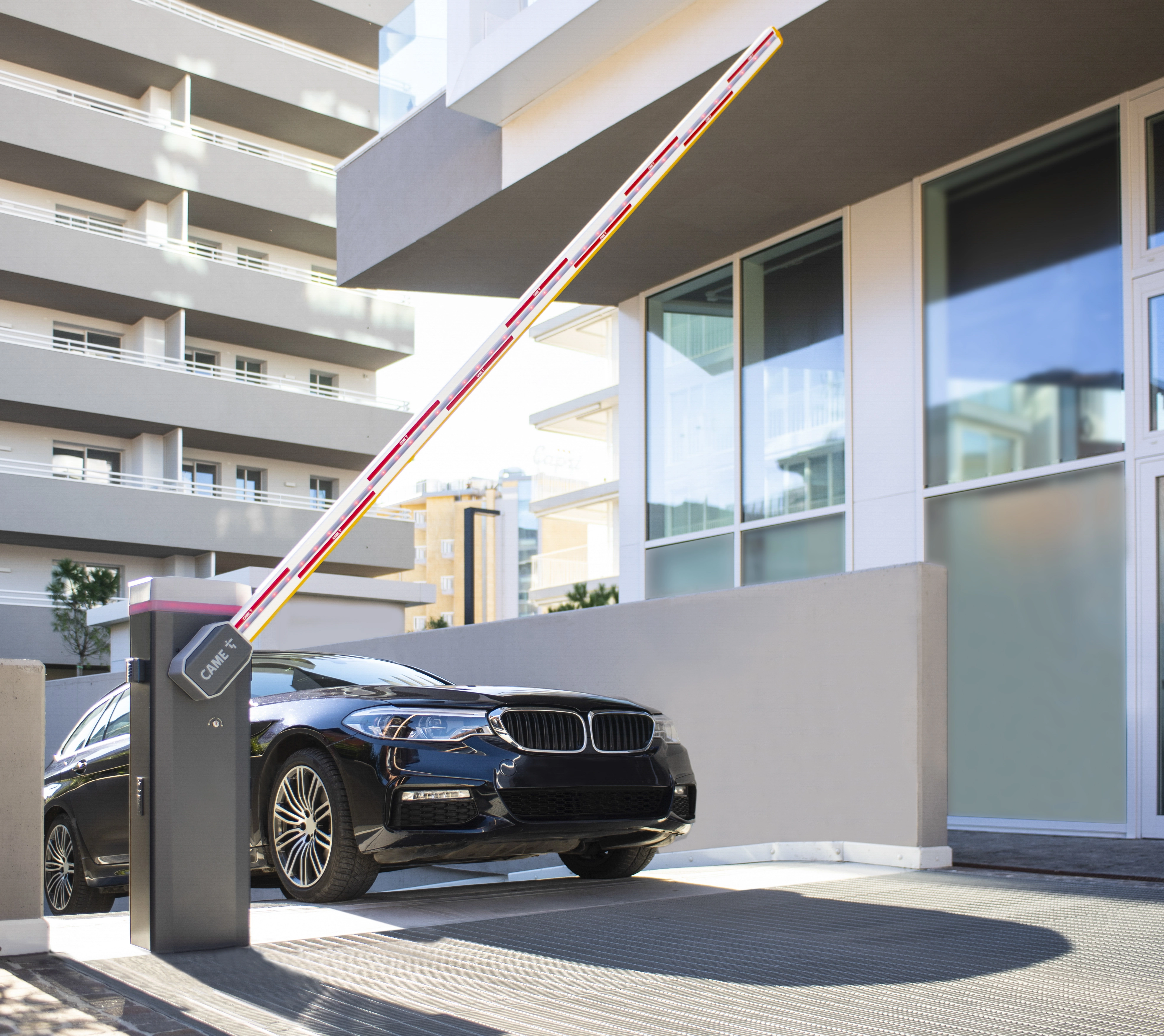 Комплект шлагбаума GARD GT4 для проездов до 4,0 м (тумба, стрела, светодиодная лента, светоотражающие наклейки, опора) (2 из 4)