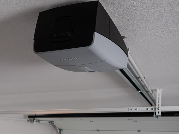 Комплект автоматики для секционных ворот высотой до 2,7 м на основе привода VER10DMS (встроенный блок управления, радиоуправление с фиксированным кодом, направляющий профиль)