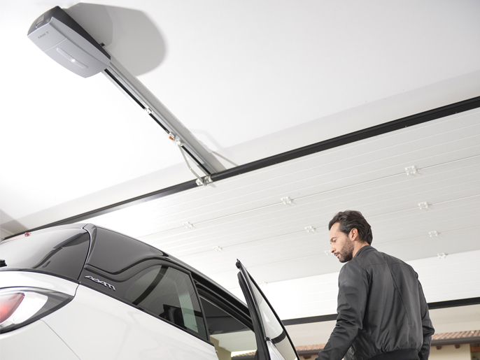 Комплект автоматики для секционных ворот высотой до 2,7 м на основе привода VER10DMS (встроенный блок управления, радиоуправление с фиксированным кодом, направляющий профиль)