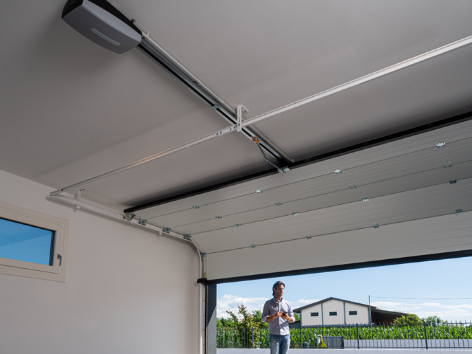 Комплект автоматики для секционных ворот высотой до 3,25 м на основе привода VER10DMS (встроенный блок управления, радиоуправление с фиксированным кодом, направляющий профиль)